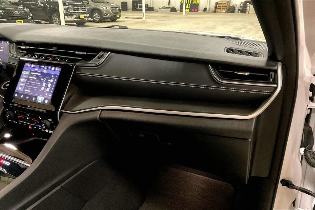 Used 2023 Jeep Grand Cherokee Altitude image 15