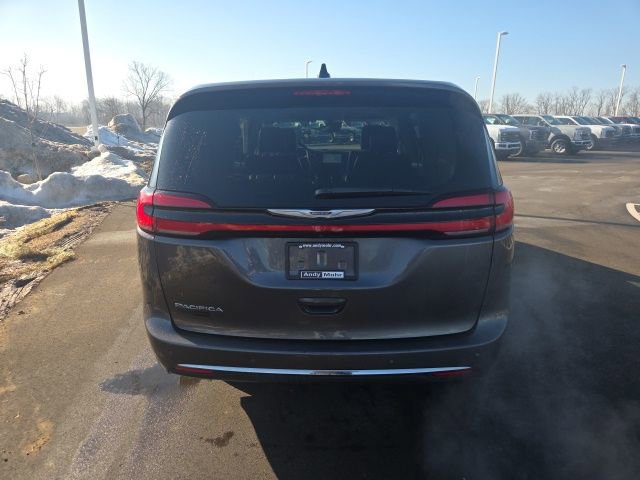 Used 2023 Chrysler Pacifica Touring-L image 3