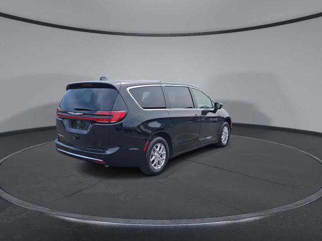 Used 2025 Chrysler Pacifica Select FWD image 8