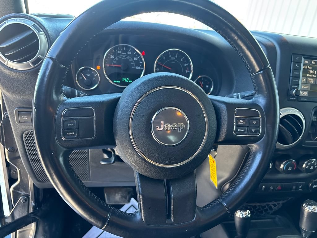 Used 2017 Jeep Wrangler Unlimited Rubicon w/ Max Tow Package AWD/4WD image 17