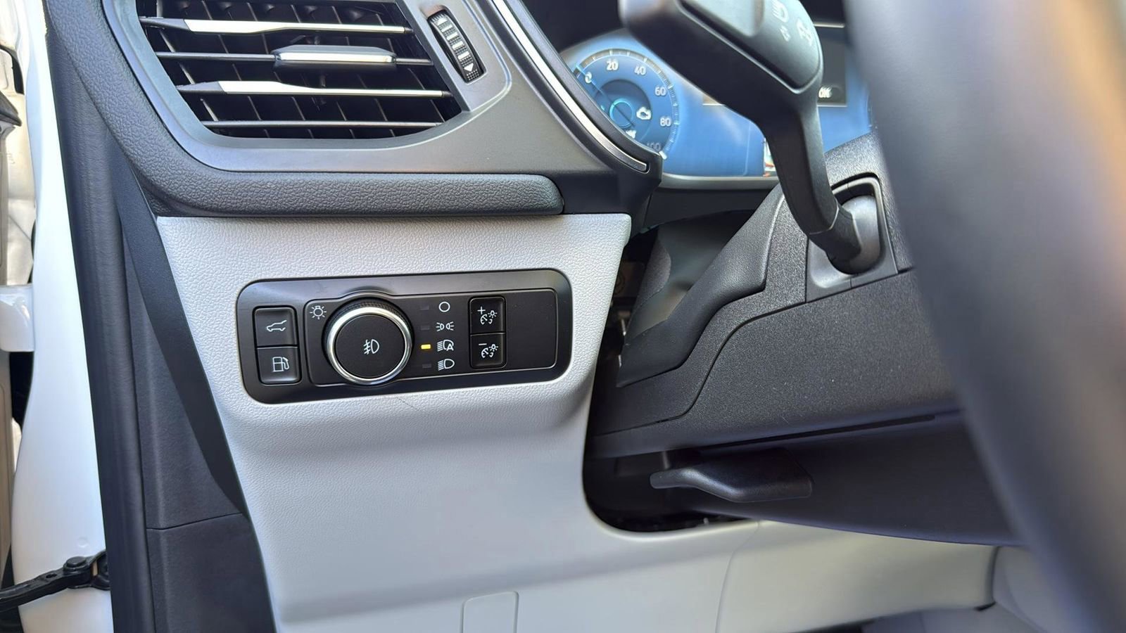 Certified 2025 Ford Escape Platinum w/ Class II Trailer Tow Package image 18