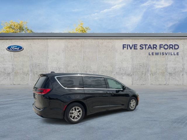 Used 2025 Chrysler Pacifica Select FWD image 8