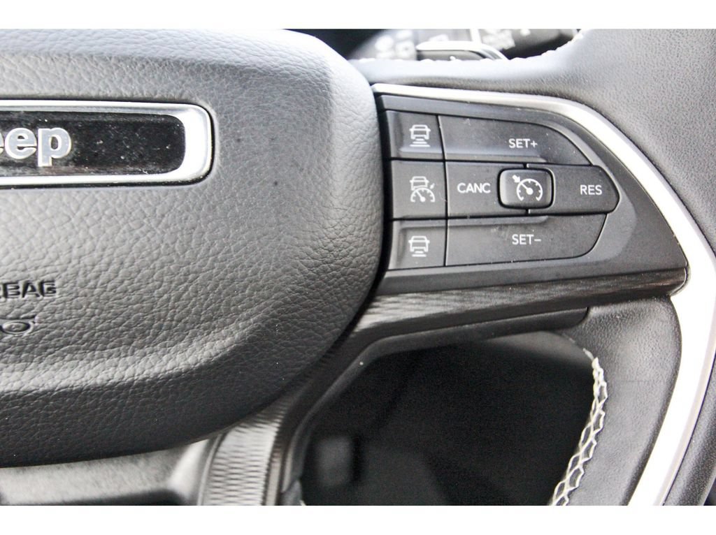 Used 2025 Jeep Grand Cherokee Altitude RWD image 20