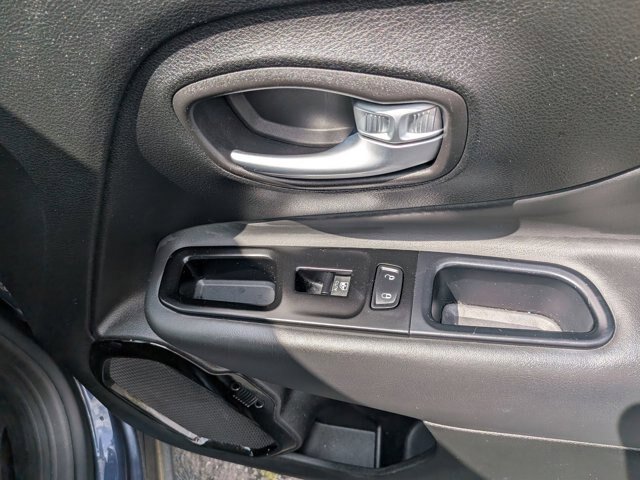 Used 2020 Jeep Renegade Altitude FWD image 34
