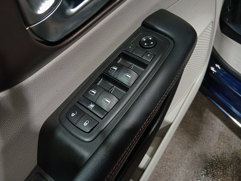 Used 2019 Chrysler Pacifica Touring Plus w/ Tire & Wheel Group FWD image 19