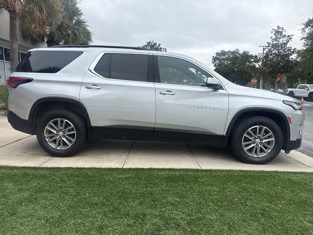 Used 2022 Chevrolet Traverse LT FWD image 2
