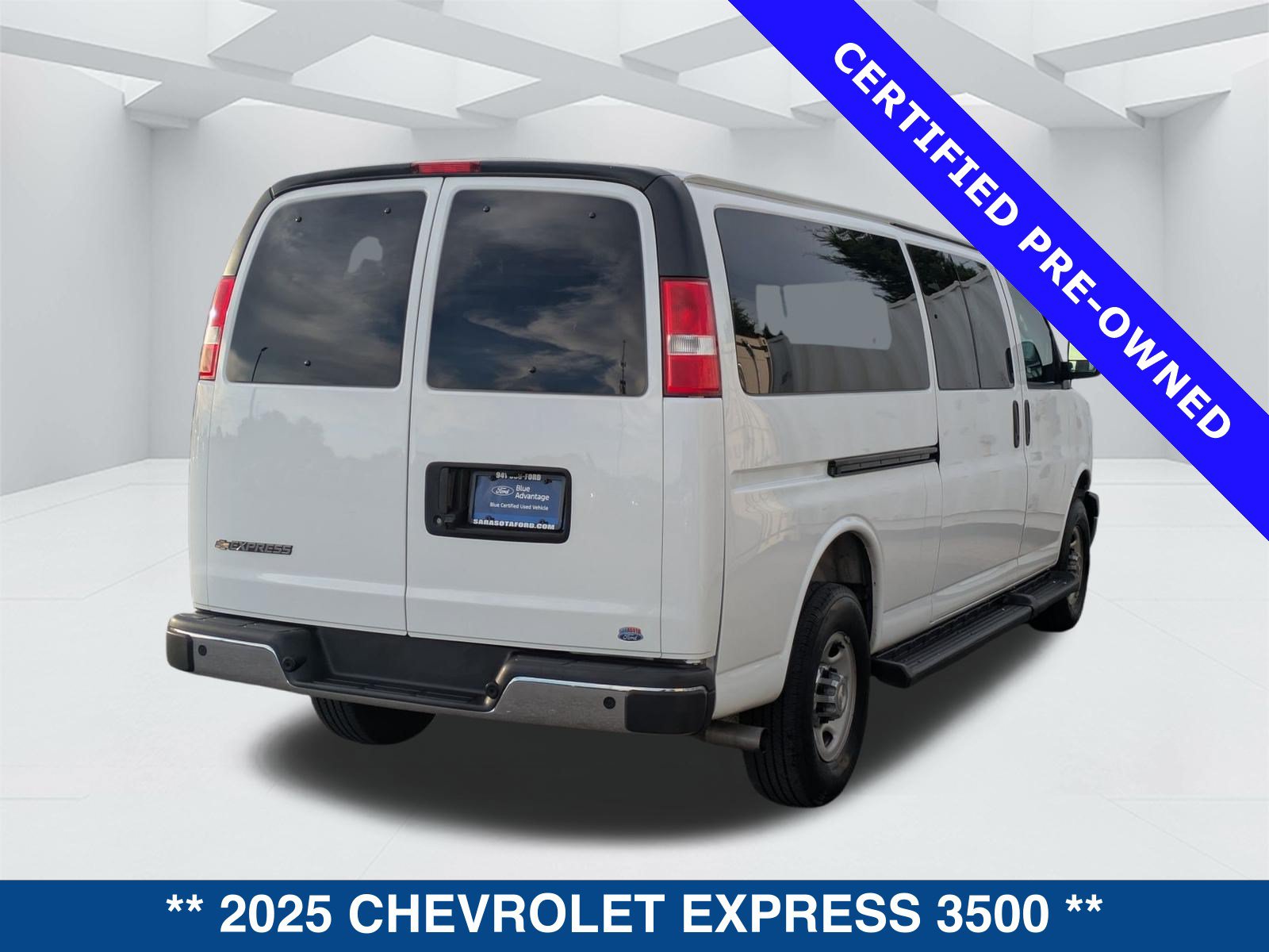 Used 2025 Chevrolet Express 3500 LT w/ LT Preferred Equipment Group RWD image 5