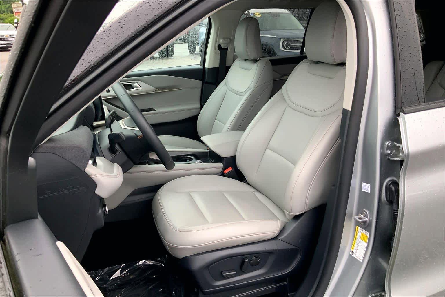 Certified 2025 Ford Explorer Active w/ Active Comfort Package RWD image 8