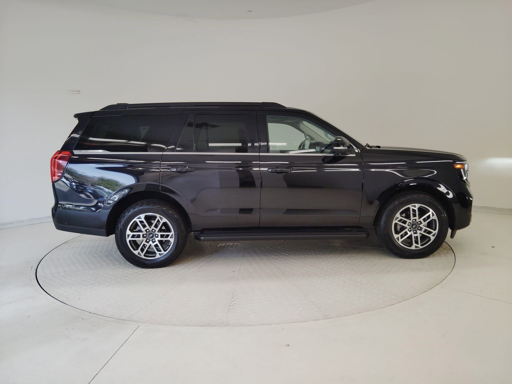 Certified 2025 Ford Expedition Active image 8