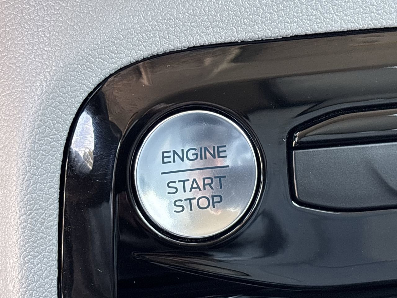 Certified 2025 Ford Escape Platinum image 37