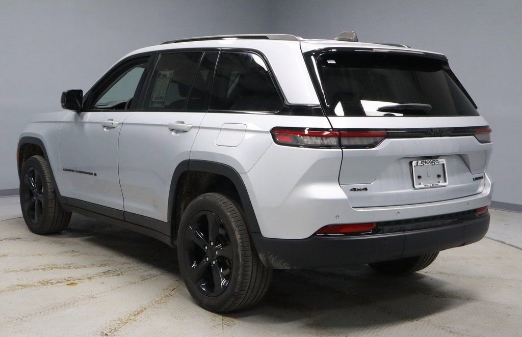 Used 2023 Jeep Grand Cherokee Limited w/ Black Appearance Package image 9