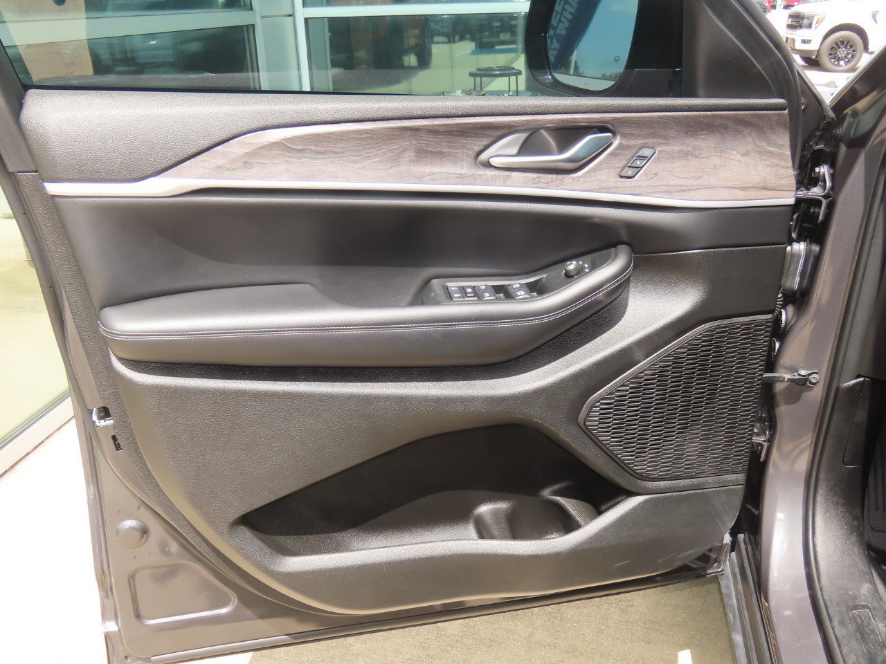 Used 2024 Jeep Grand Cherokee Limited AWD/4WD image 24