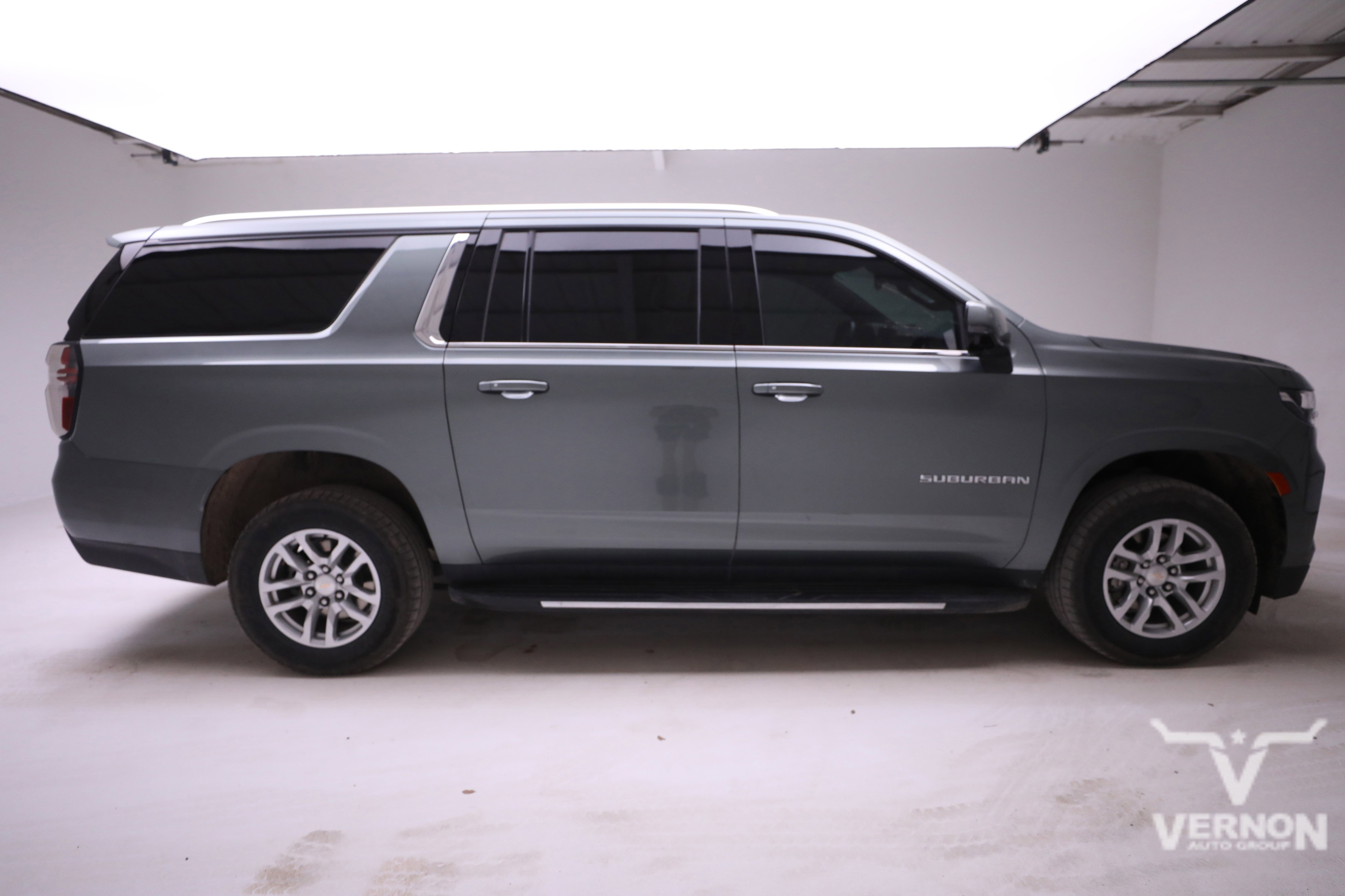 Used 2024 Chevrolet Suburban LT w/ Luxury Package image 5