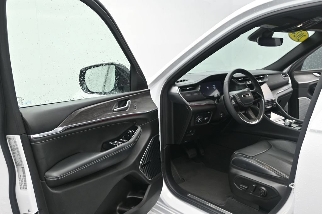 Used 2023 Jeep Grand Cherokee Overland AWD/4WD image 12