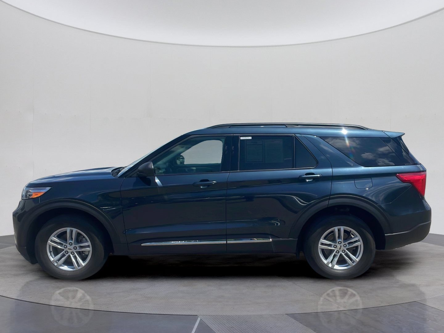 Certified 2024 Ford Explorer XLT AWD/4WD image 2