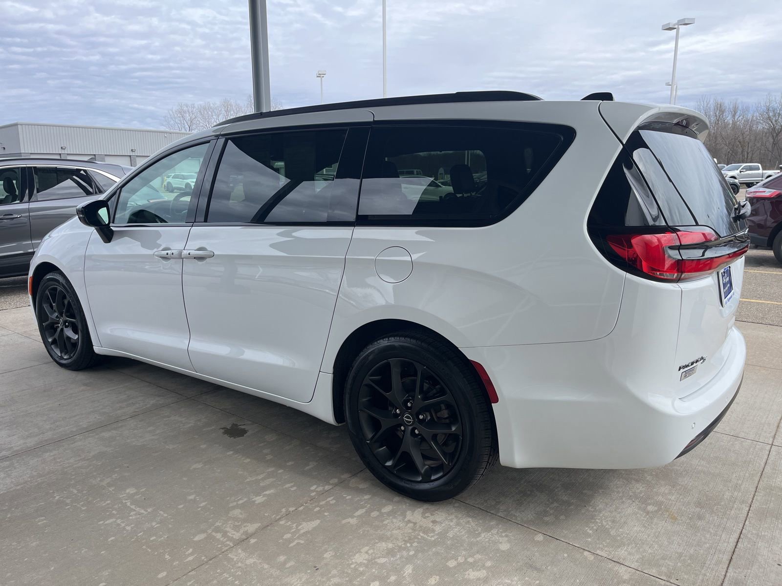 Used 2025 Chrysler Pacifica Limited image 5