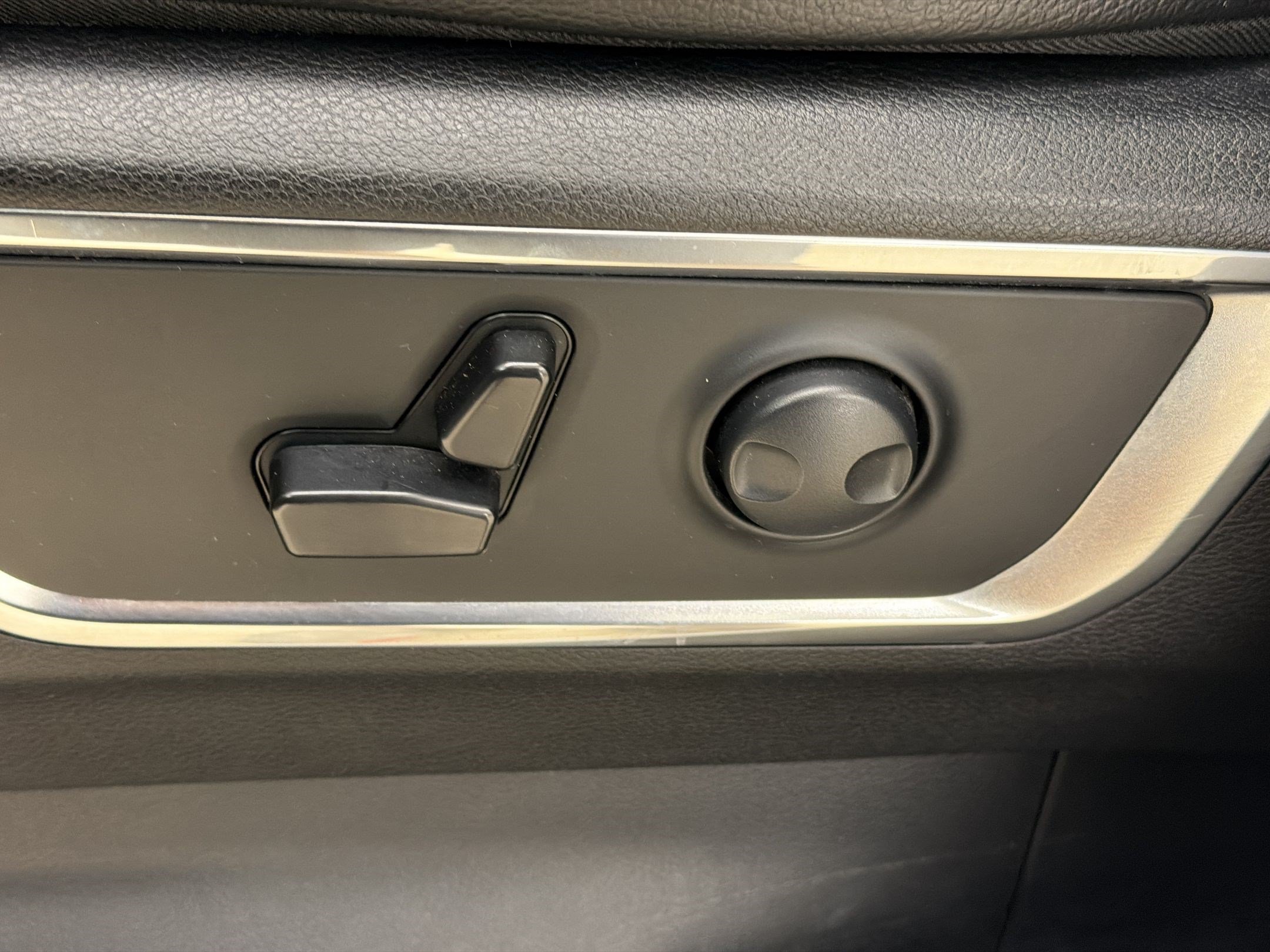 Used 2024 RAM 1500 Laramie RWD image 16