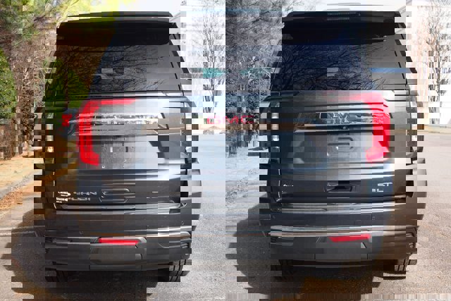 Used 2021 GMC Yukon SLT w/ SLT Luxury Plus Package image 4