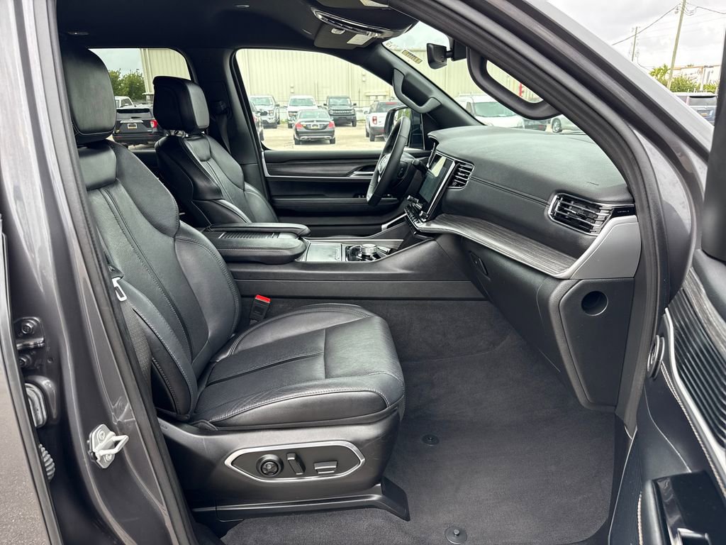 Used 2024 Jeep Wagoneer L Series II image 24