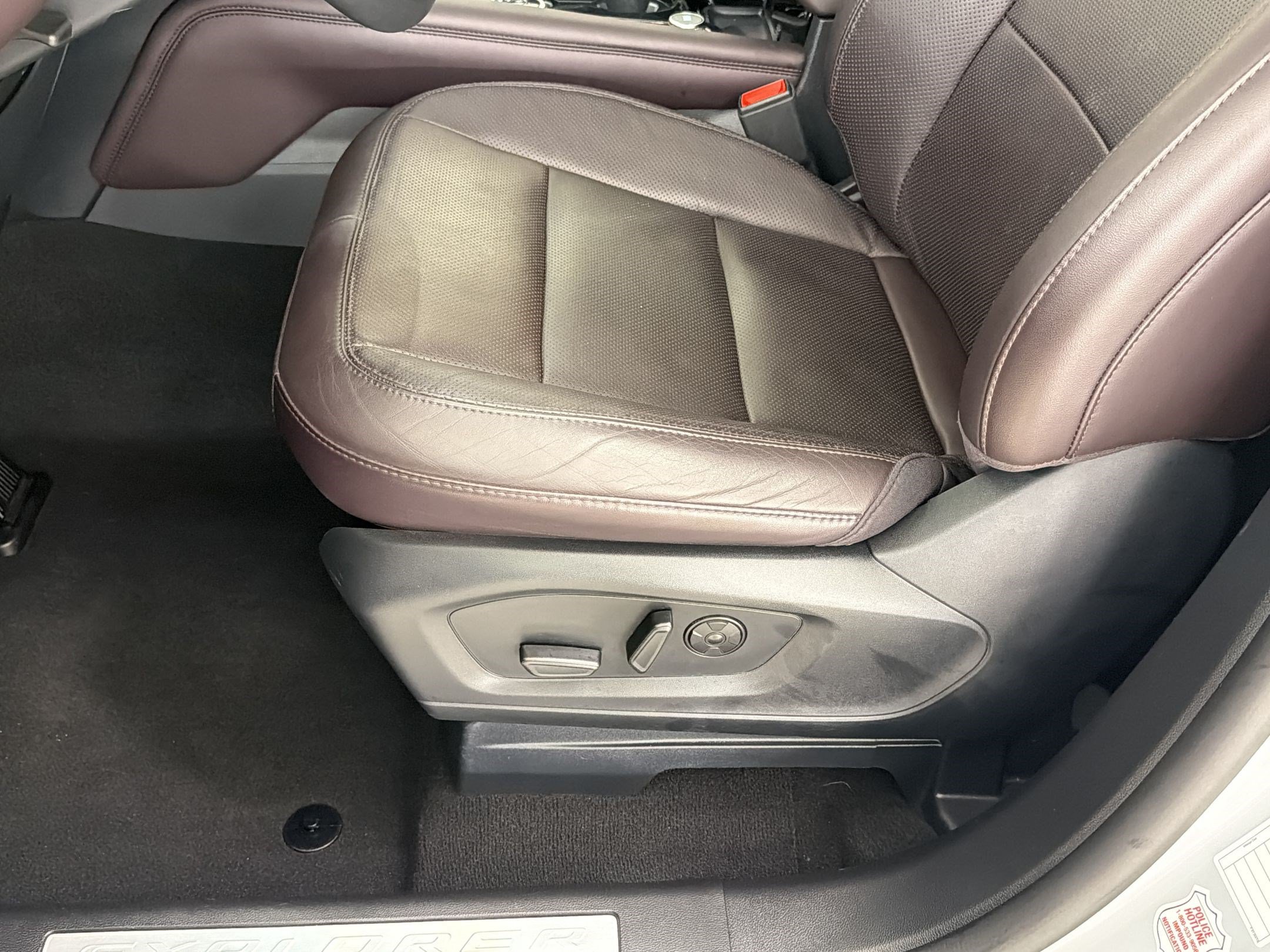 Certified 2025 Ford Explorer Platinum w/ LUX Leather Package AWD/4WD image 15