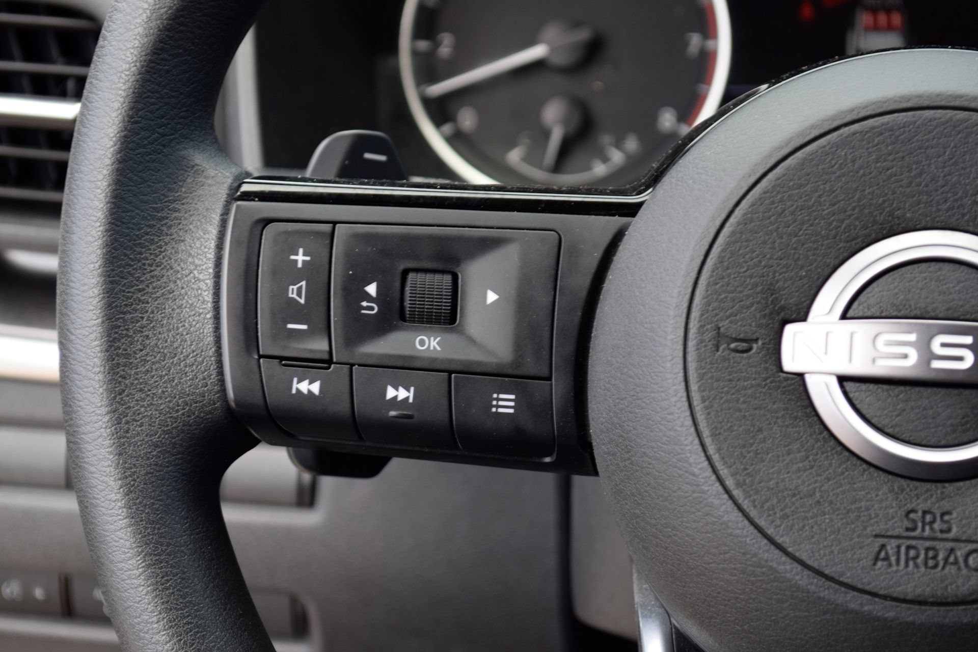 Used 2023 Nissan Rogue SV FWD image 8