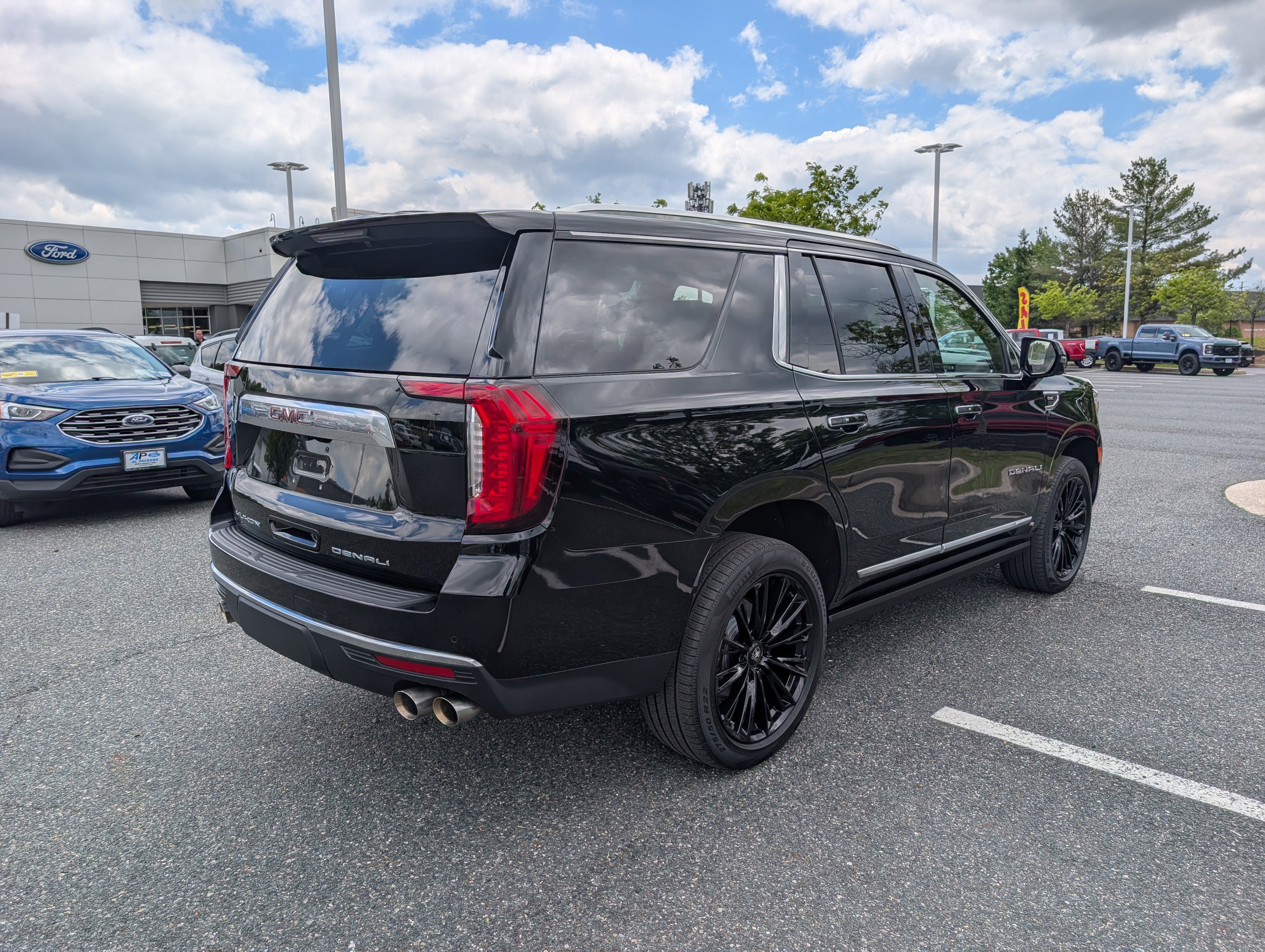 Used 2021 GMC Yukon Denali w/ Denali Premium Package AWD/4WD image 3