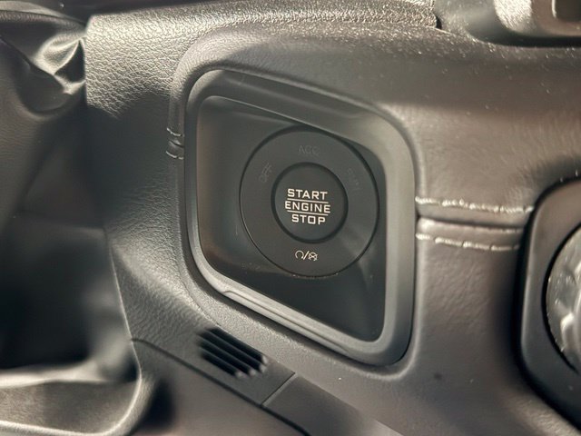 Used 2025 Jeep Gladiator Mojave w/ Convenience Group AWD/4WD image 13
