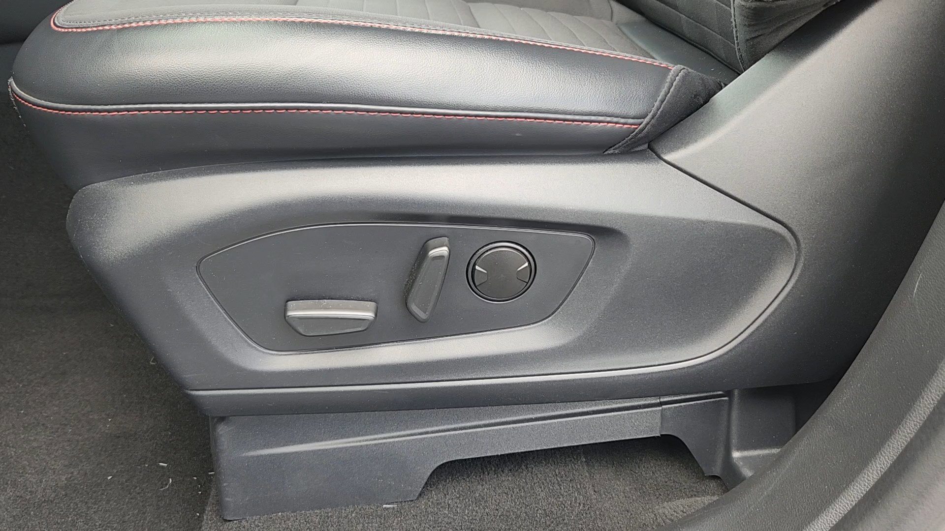 Certified 2025 Ford Explorer ST-Line w/ ST-Line Street Pack AWD/4WD image 9