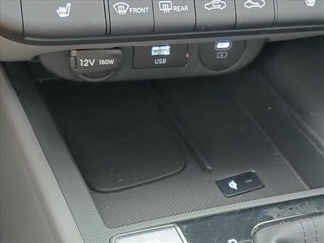 Used 2025 Hyundai Elantra SEL FWD image 23