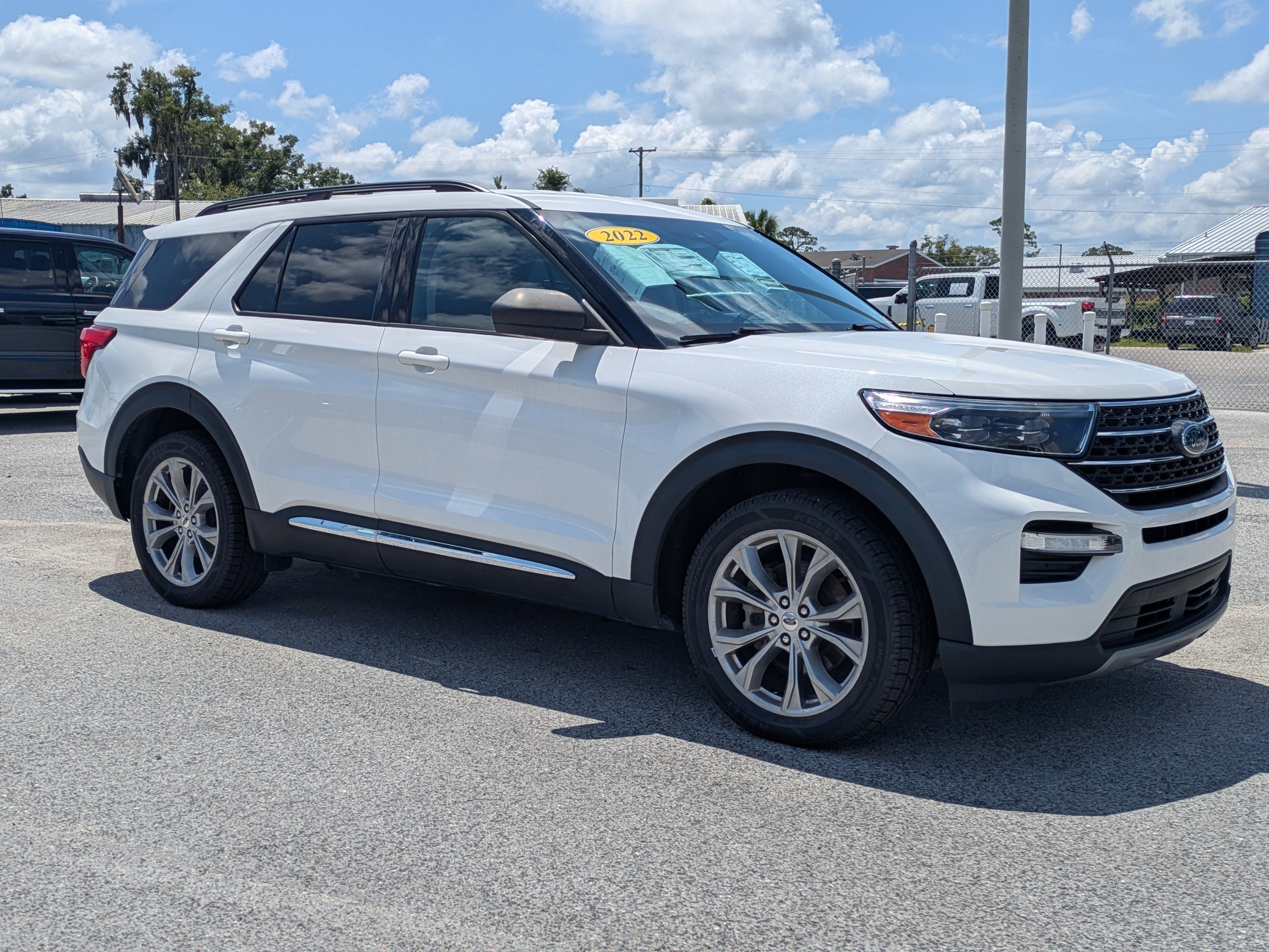 Certified 2022 Ford Explorer XLT w/ Equipment Group 202A RWD image 2