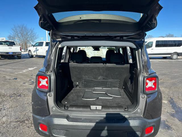 Used 2020 Jeep Renegade Latitude w/ Cold Weather Group image 31