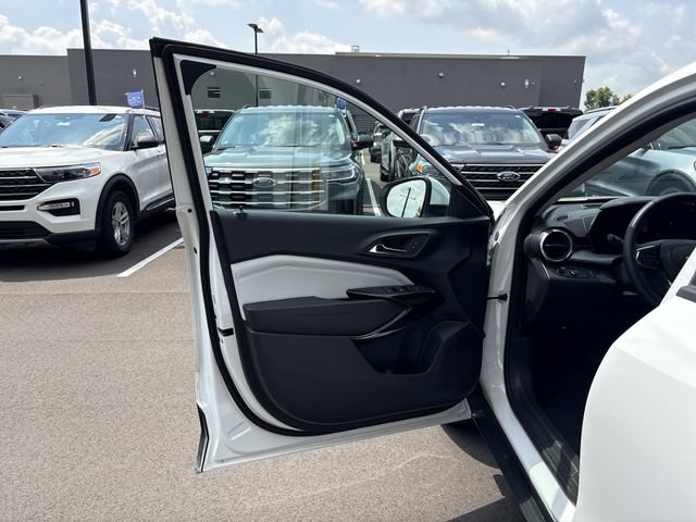 Used 2025 Chevrolet Trax LT w/ LT Convenience Package FWD image 24