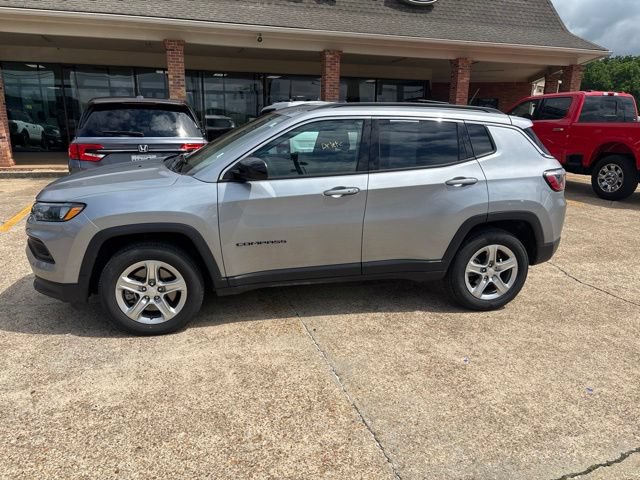 Used 2024 Jeep Compass Latitude AWD/4WD image 2