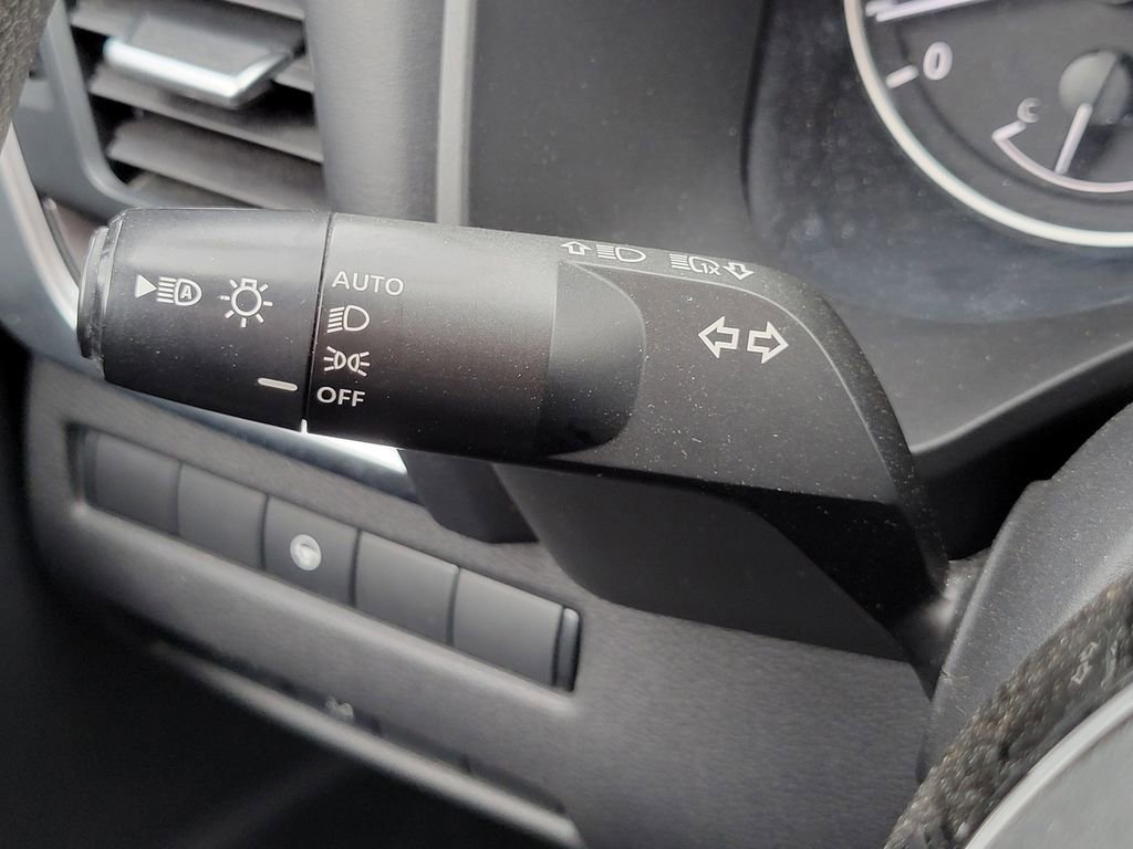 Used 2023 Nissan Rogue SV image 29