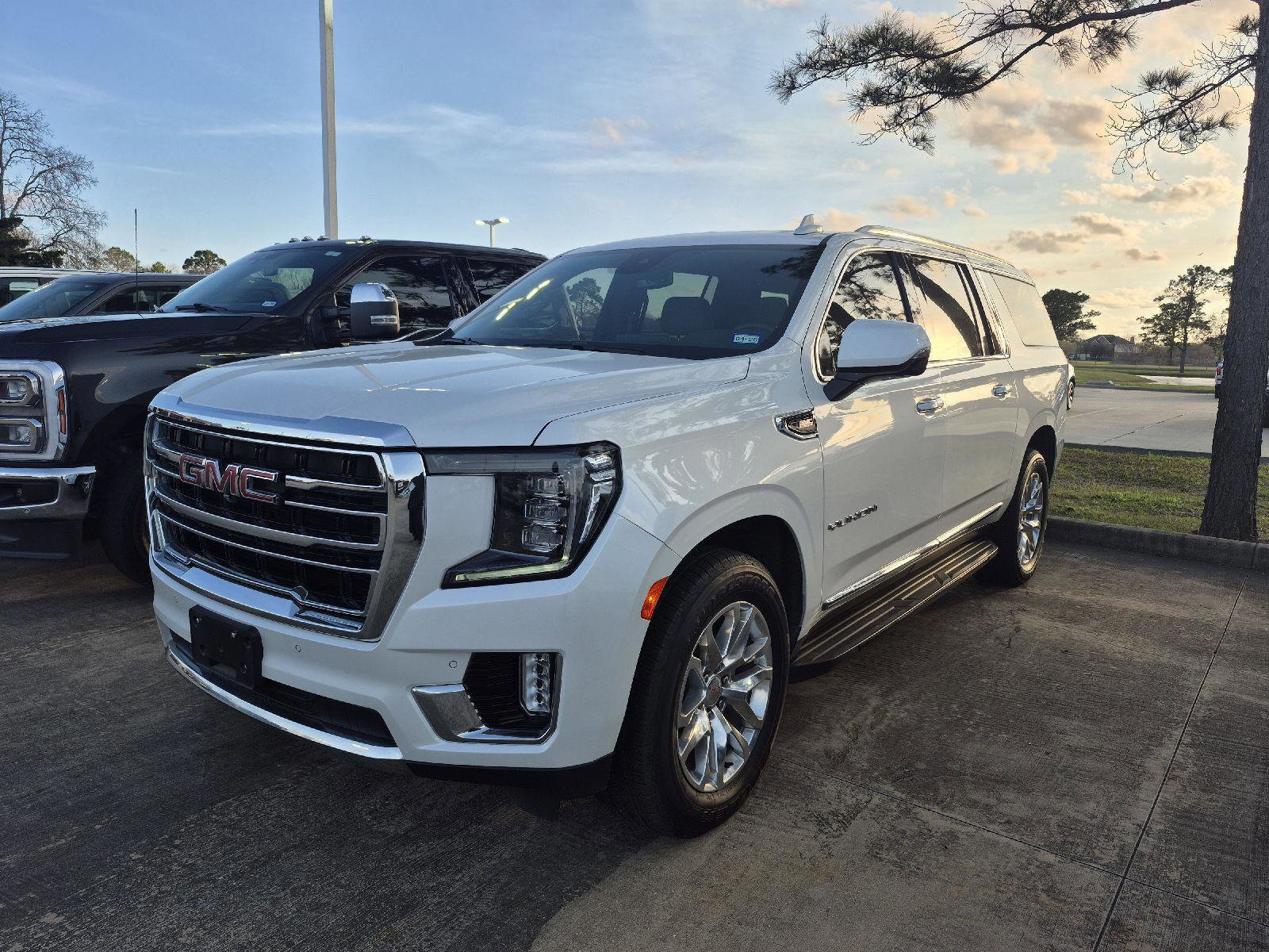 Used 2023 GMC Yukon XL SLT w/ SLT Premium Package image 1