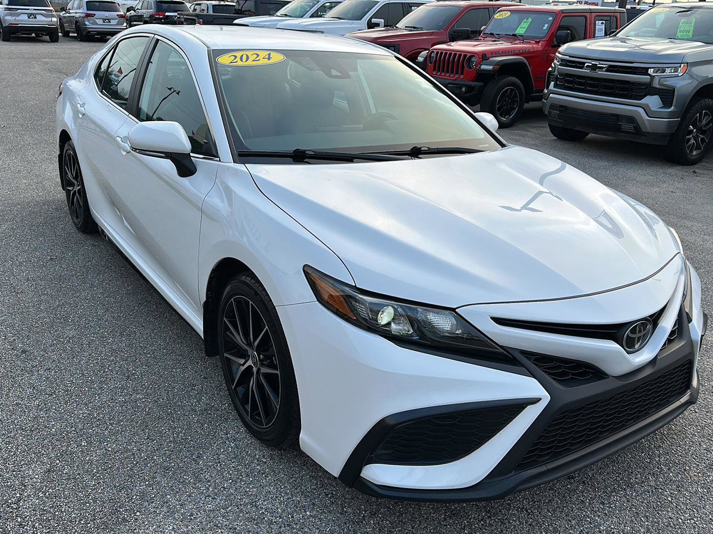 Used 2024 Toyota Camry SE image 11