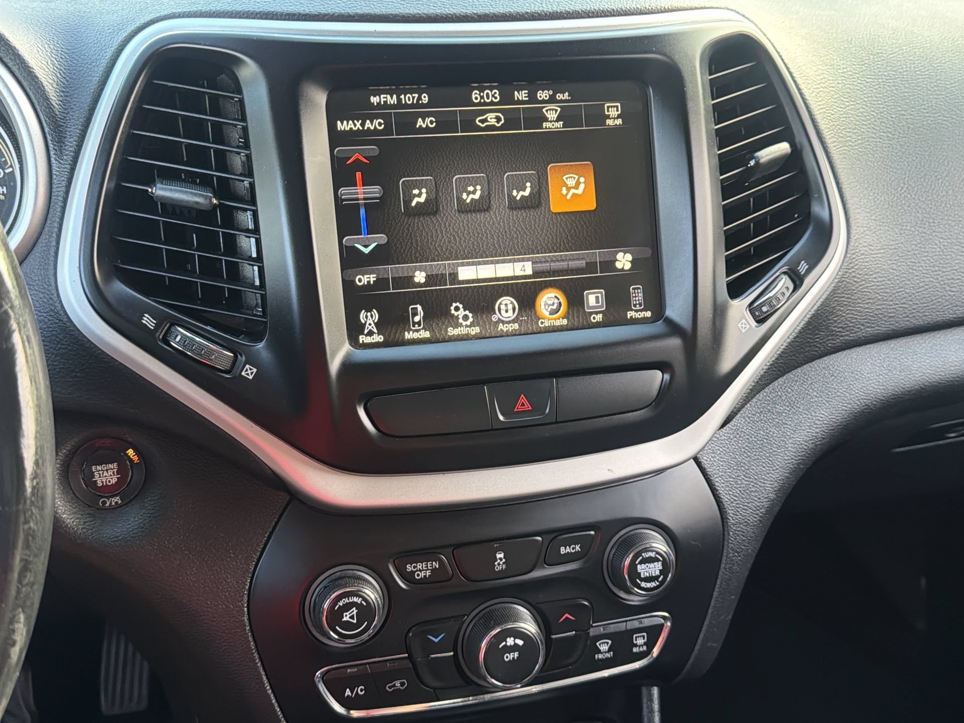 Used 2018 Jeep Cherokee Latitude Plus FWD image 18