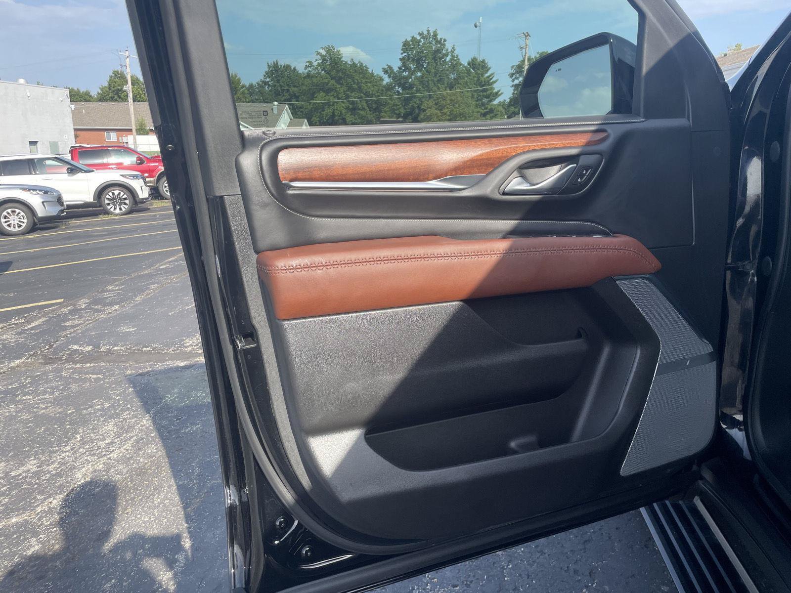 Used 2023 GMC Yukon XL Denali Ultimate AWD/4WD image 17