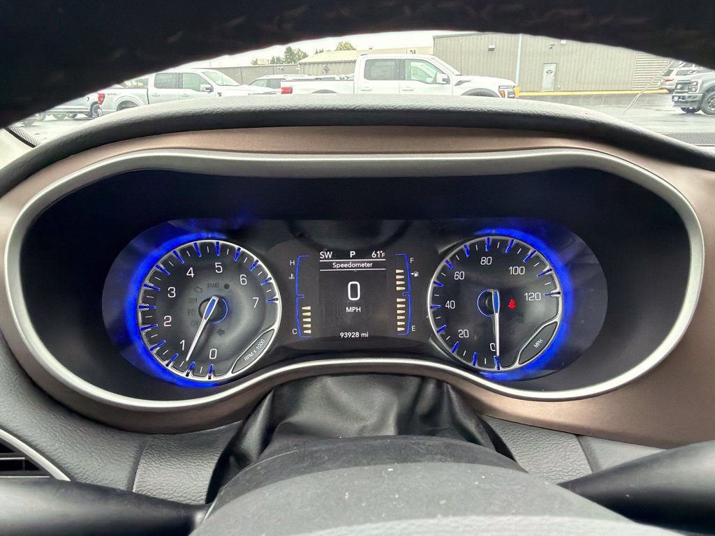 Used 2018 Chrysler Pacifica Touring-L w/ Tire & Wheel Group FWD image 16