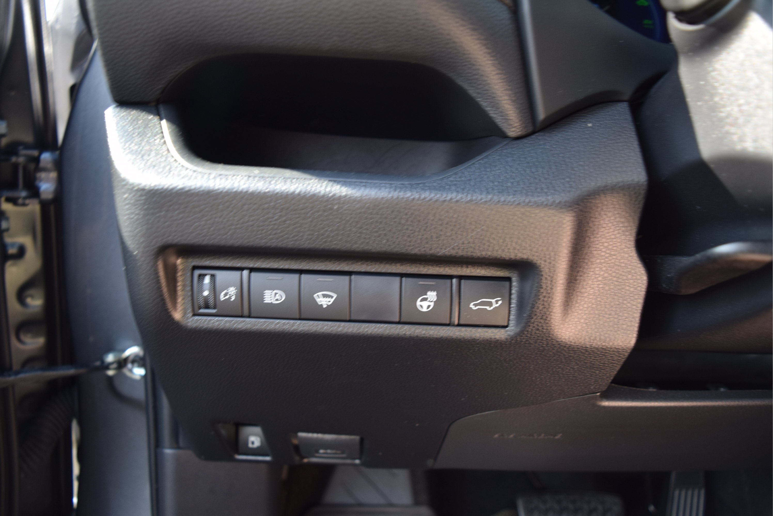 Used 2021 Toyota RAV4 SE w/ Weather & Moonroof Package AWD/4WD image 12