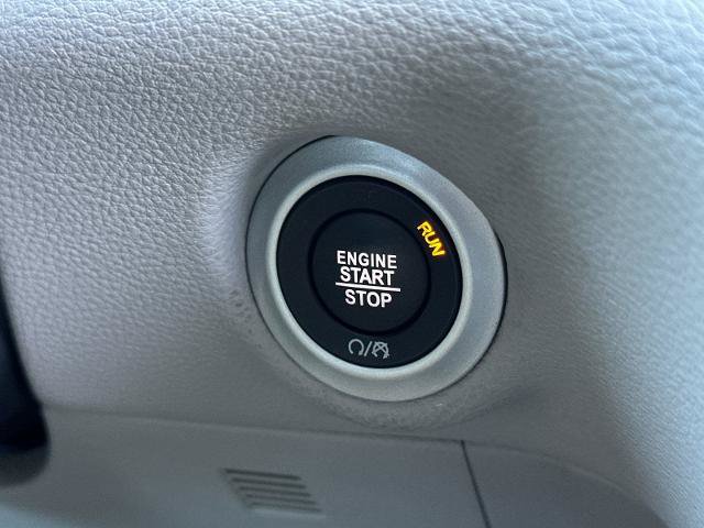 Used 2024 Chrysler Pacifica Limited FWD image 23