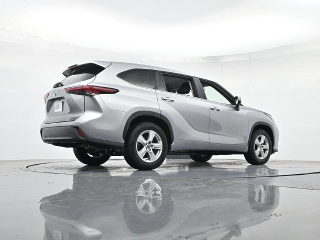 Used 2025 Toyota Highlander LE FWD image 29