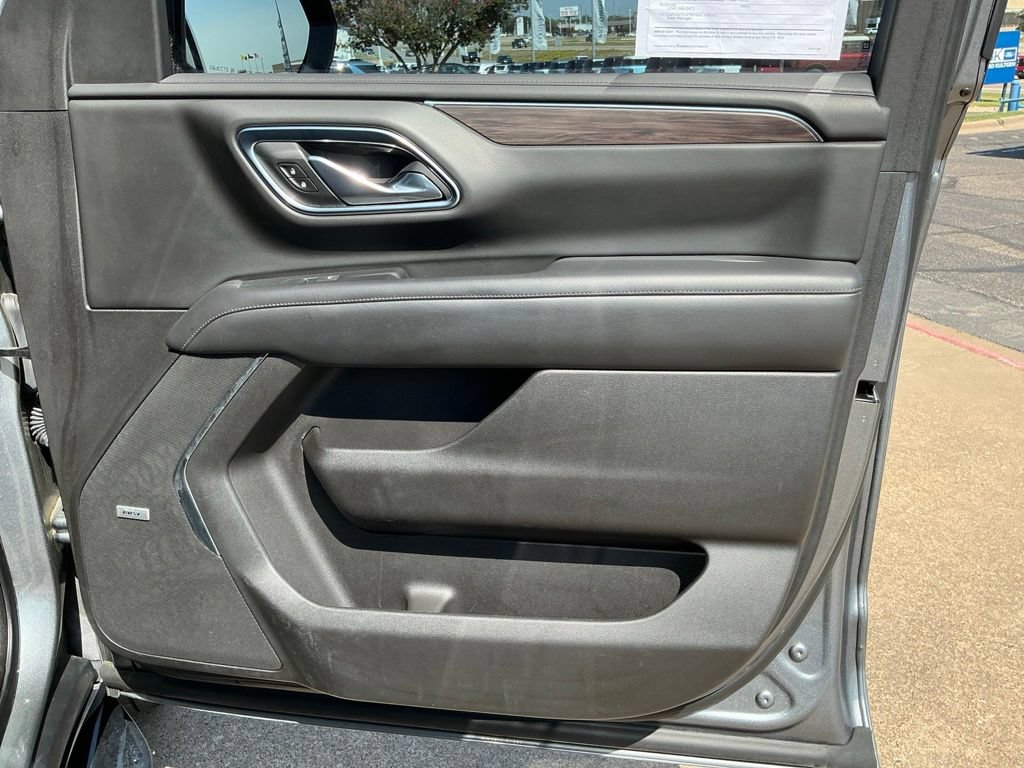Used 2021 Chevrolet Suburban LT w/ LT Signature Package RWD image 17