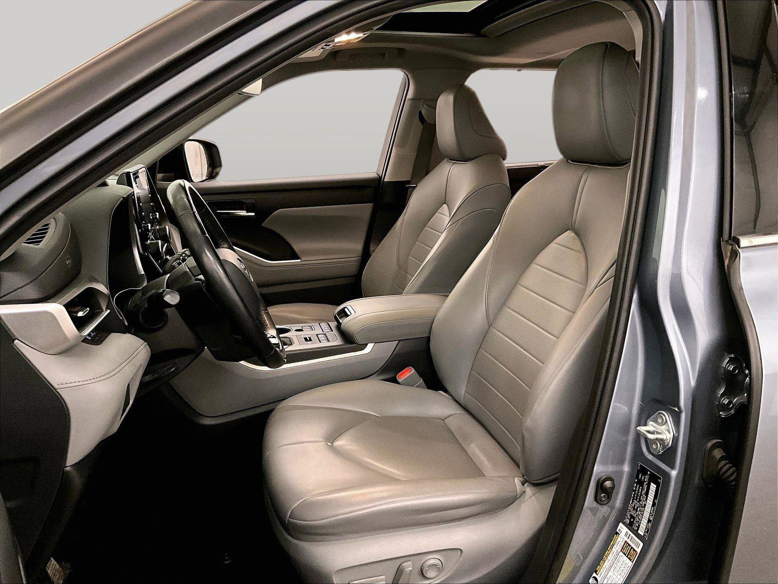 Used 2020 Toyota Highlander XLE AWD/4WD image 24