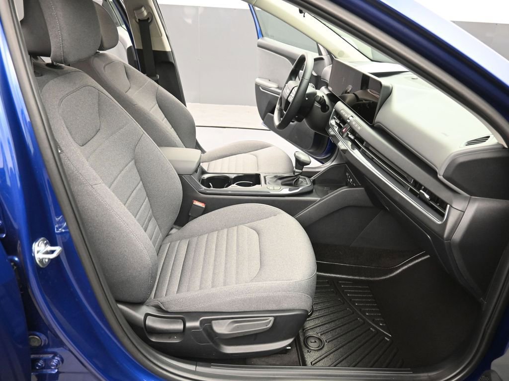 Used 2025 Kia K4 EX image 16