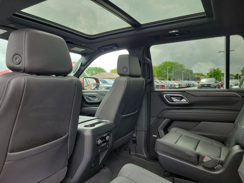 Used 2024 Chevrolet Suburban LT w/ Luxury Package AWD/4WD image 16
