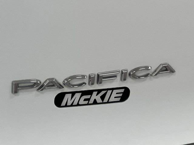 Used 2023 Chrysler Pacifica Touring-L image 18