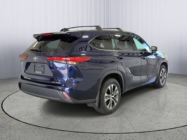 Used 2022 Toyota Highlander XLE AWD/4WD image 2