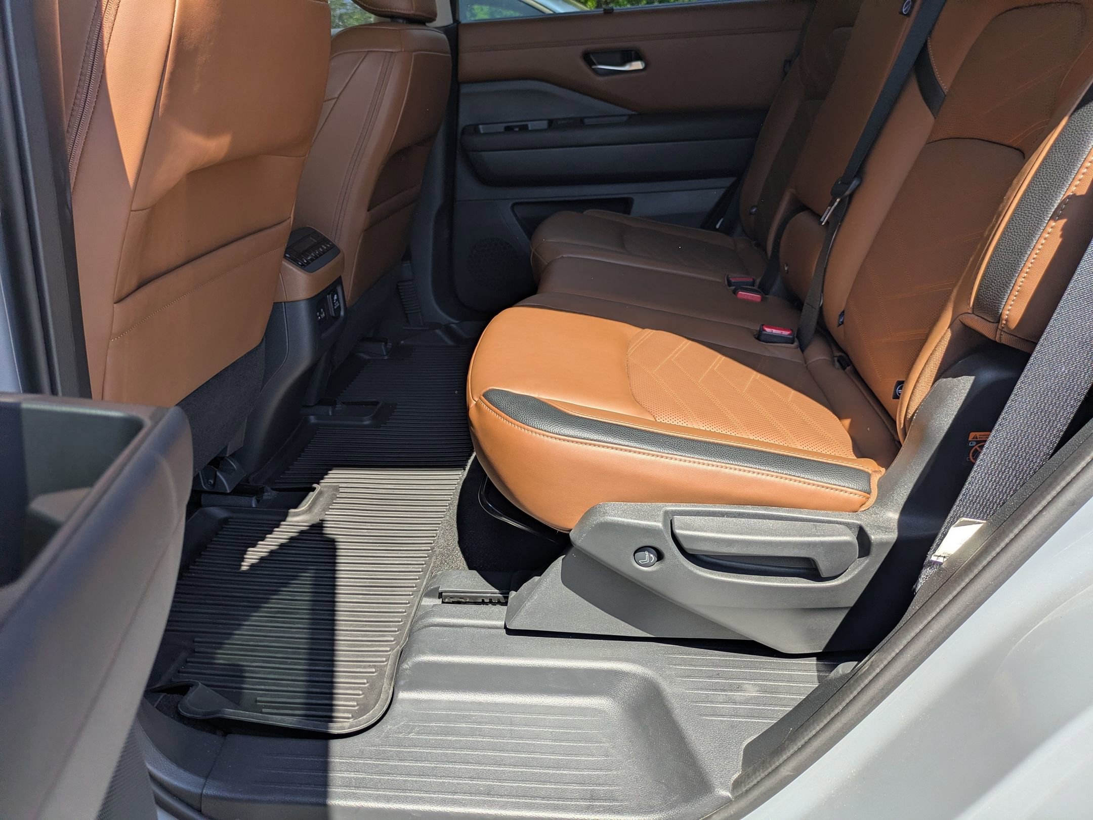 Used 2024 Nissan Pathfinder Platinum w/ Black Appearance Package FWD image 28