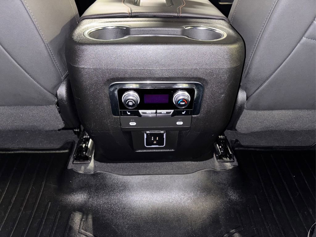 Used 2022 GMC Yukon XL AT4 image 30